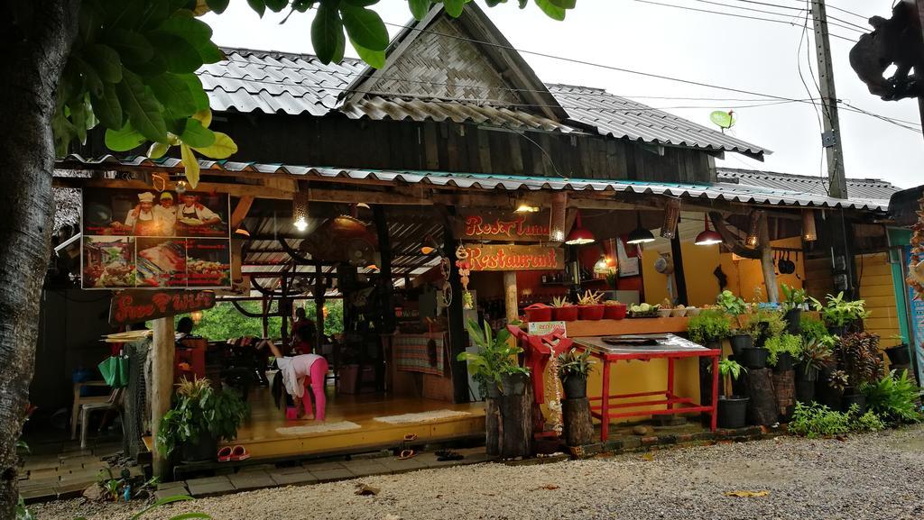 Pp Red Tuna Hut सहारा Phi Phi Don